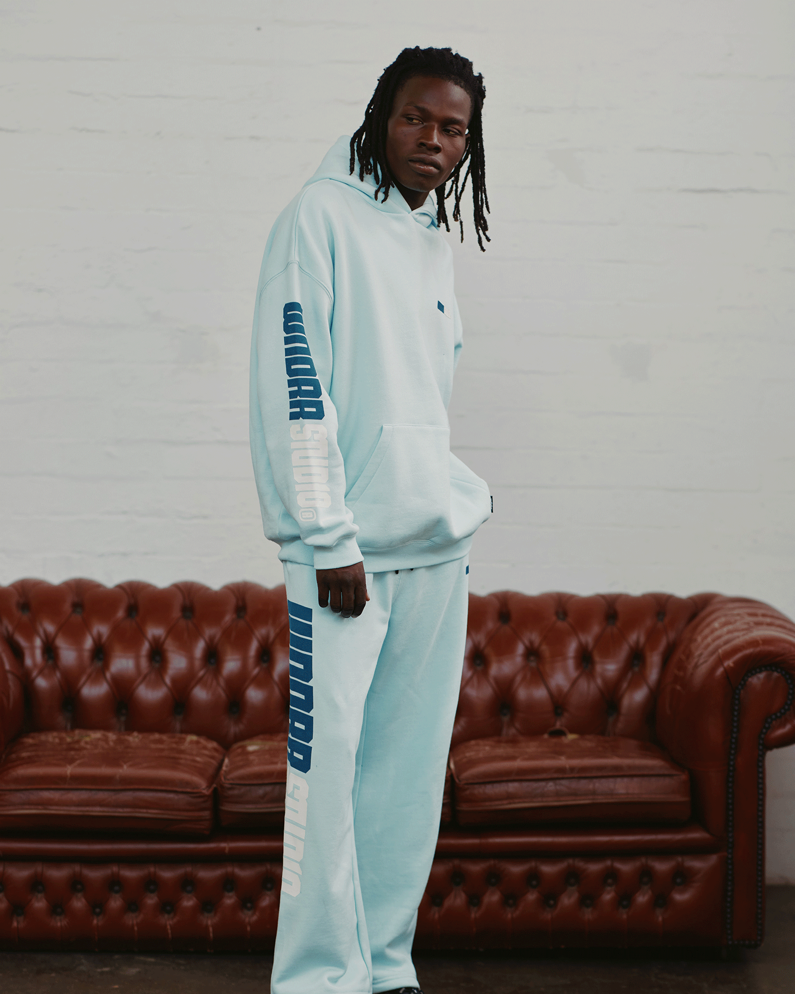 STUDIO HOOD SWEAT - BABY BLUE