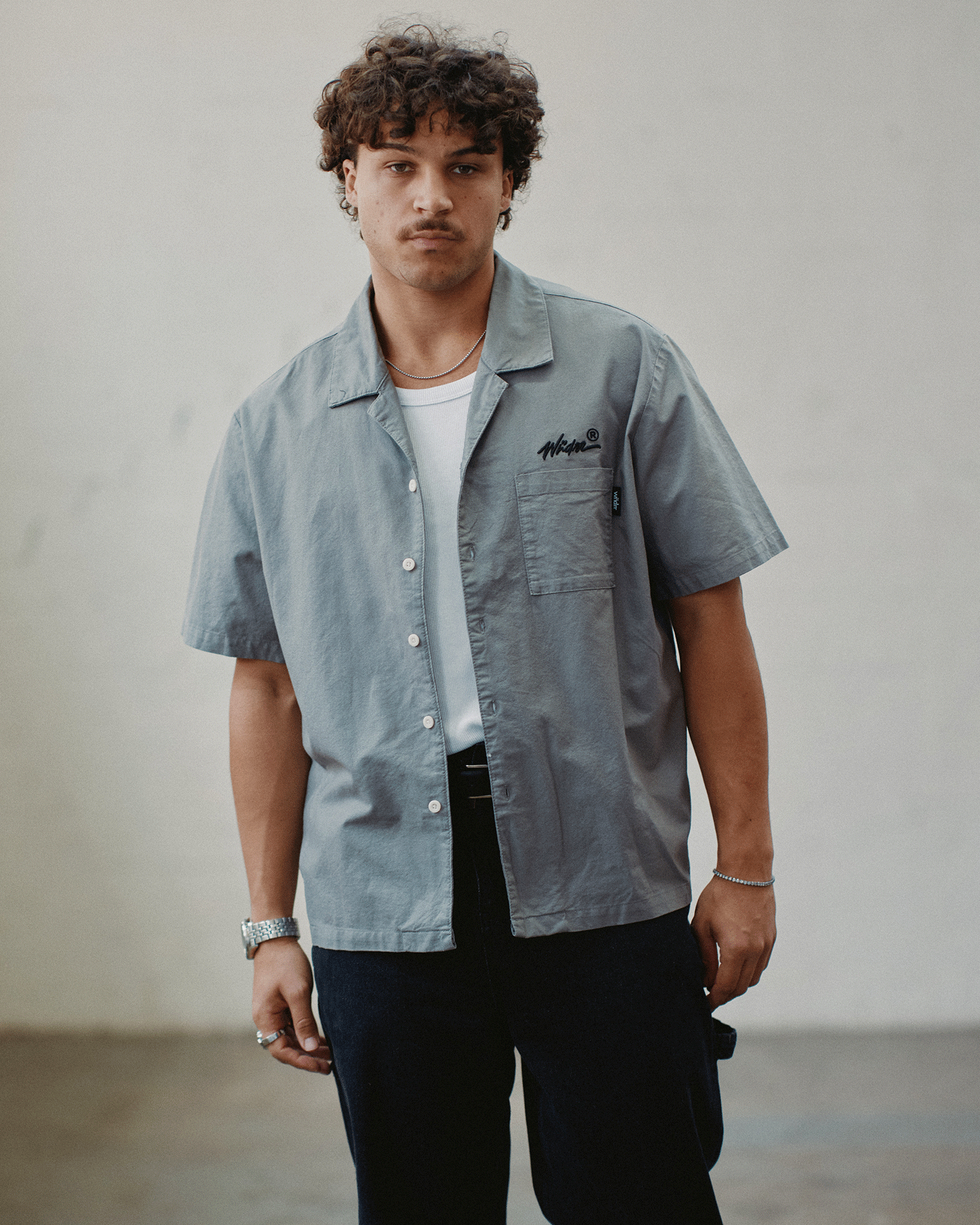 SCRIPT S/S SHIRT - MOON GREY