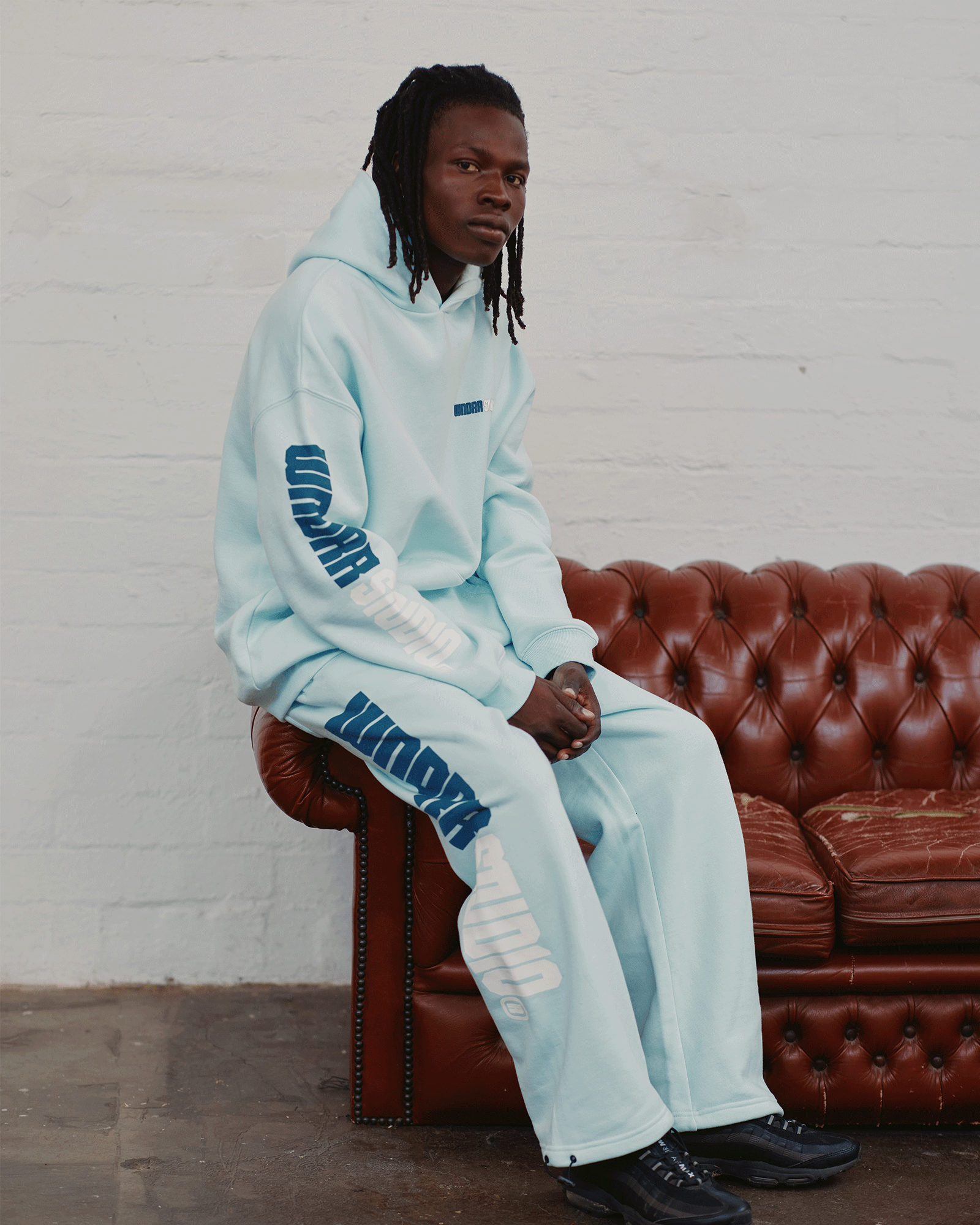 STUDIO HOOD SWEAT - BABY BLUE