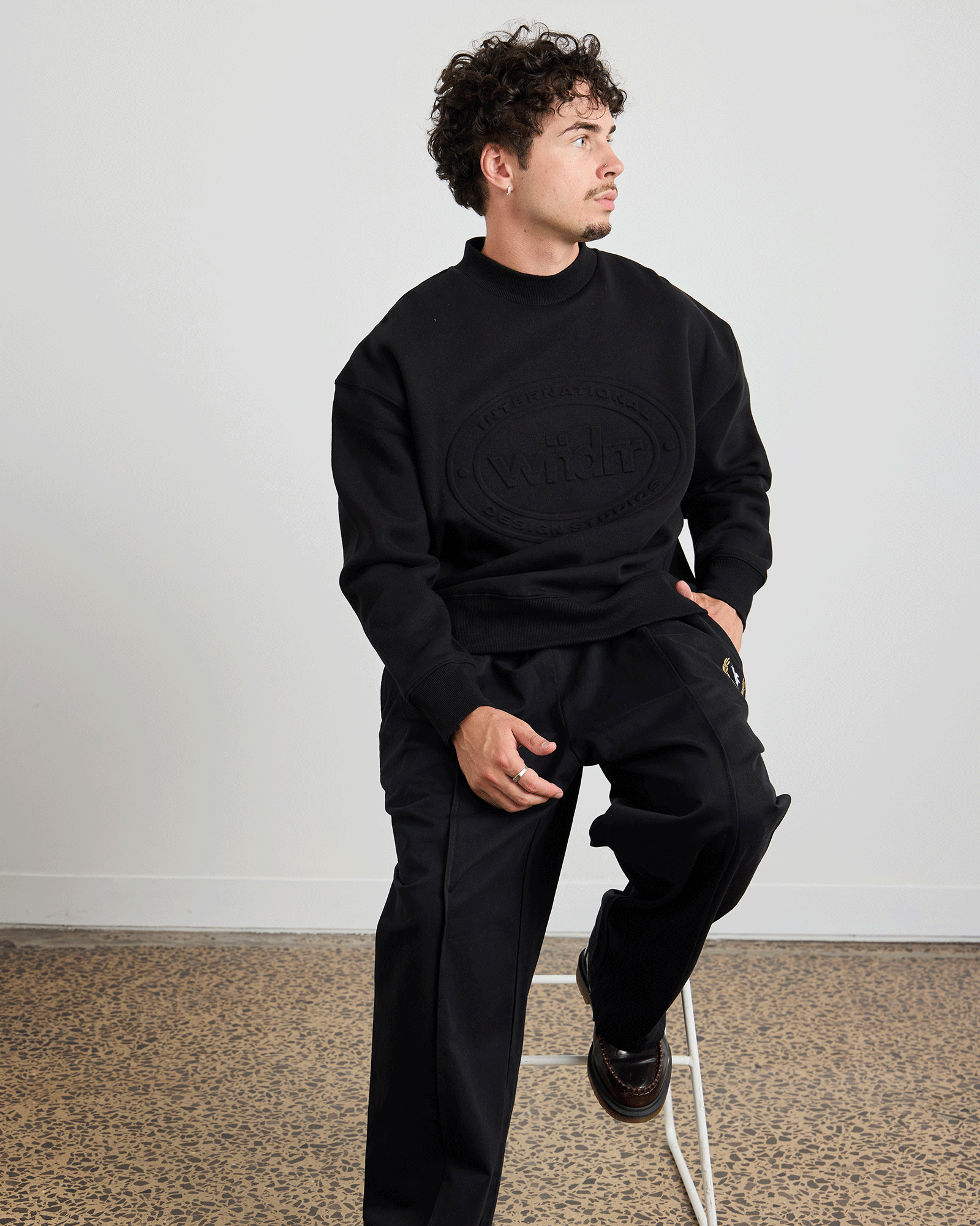 CREDIT CREW SWEAT - BLACK