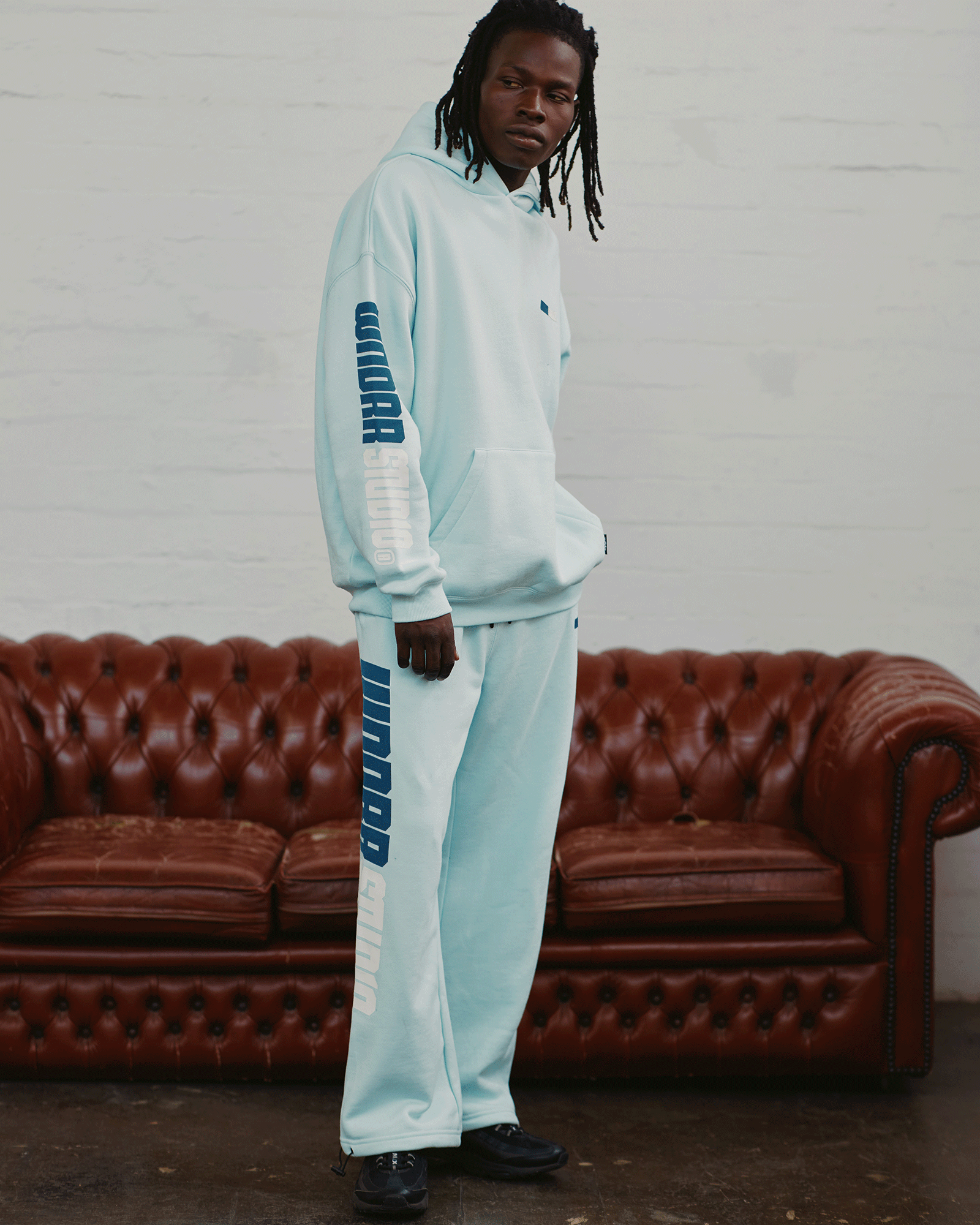 STUDIO HOOD SWEAT - BABY BLUE