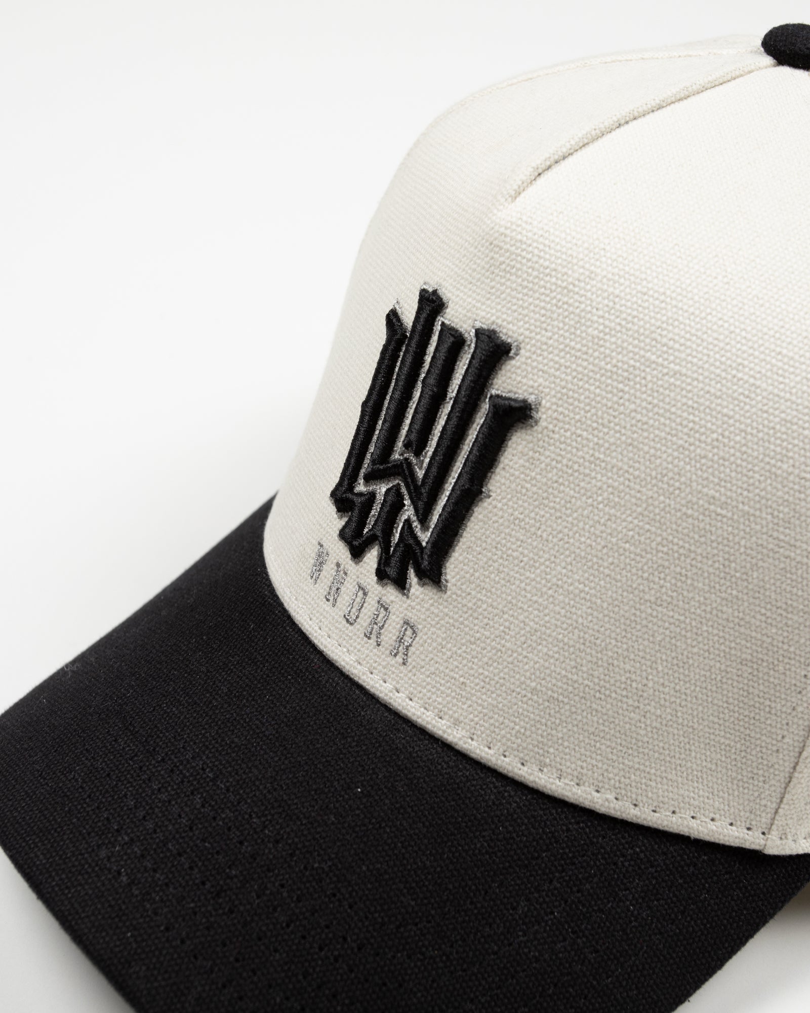 BLEACH CLASSIC SNAPBACK CAP - WHITE/BLACK