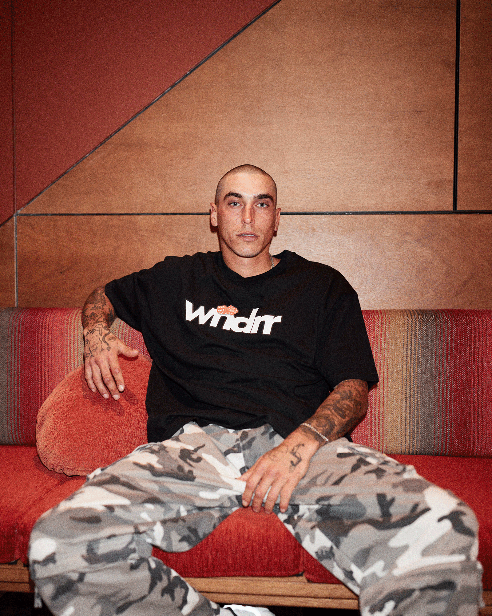 HIGH ROLL BOX FIT TEE - BLACK