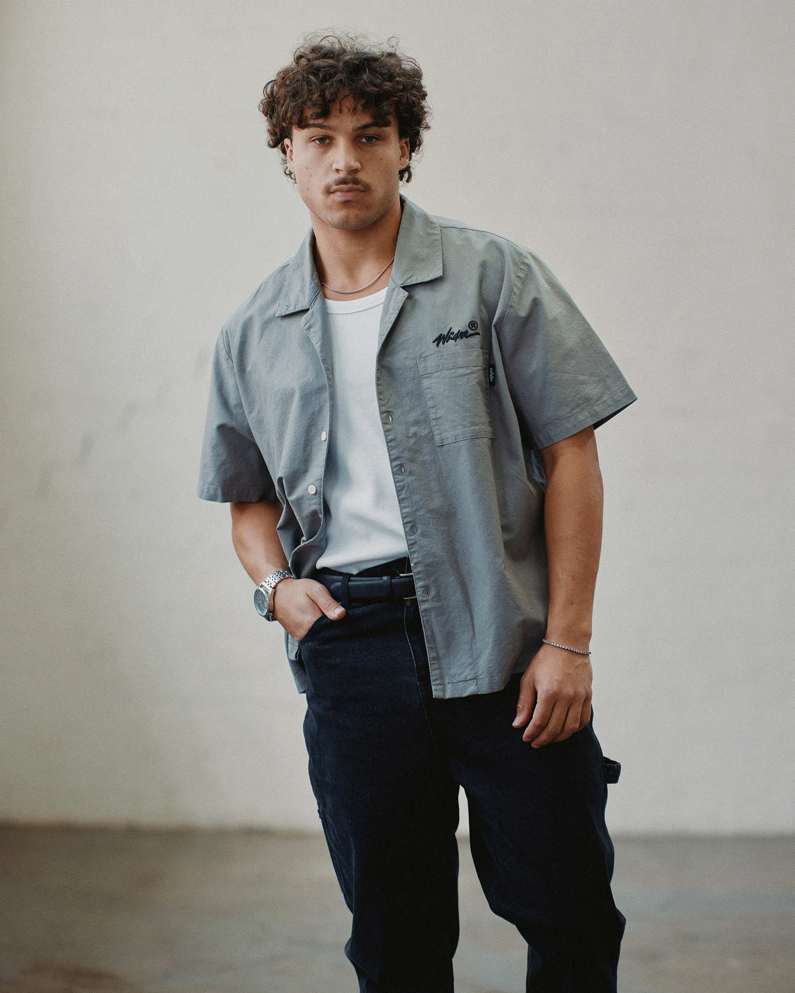 SCRIPT S/S SHIRT - MOON GREY