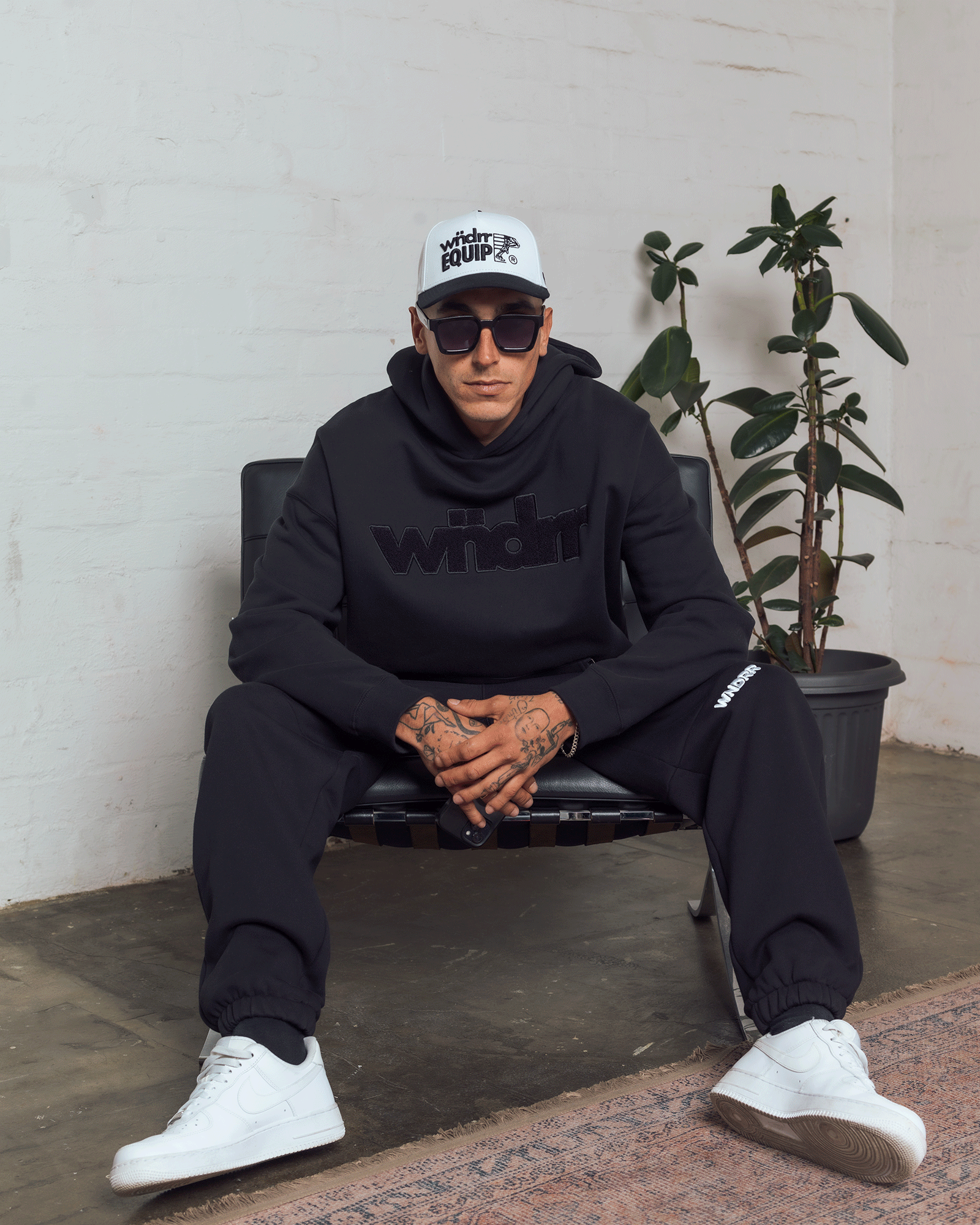 TONE HOOD SWEAT - BLACK