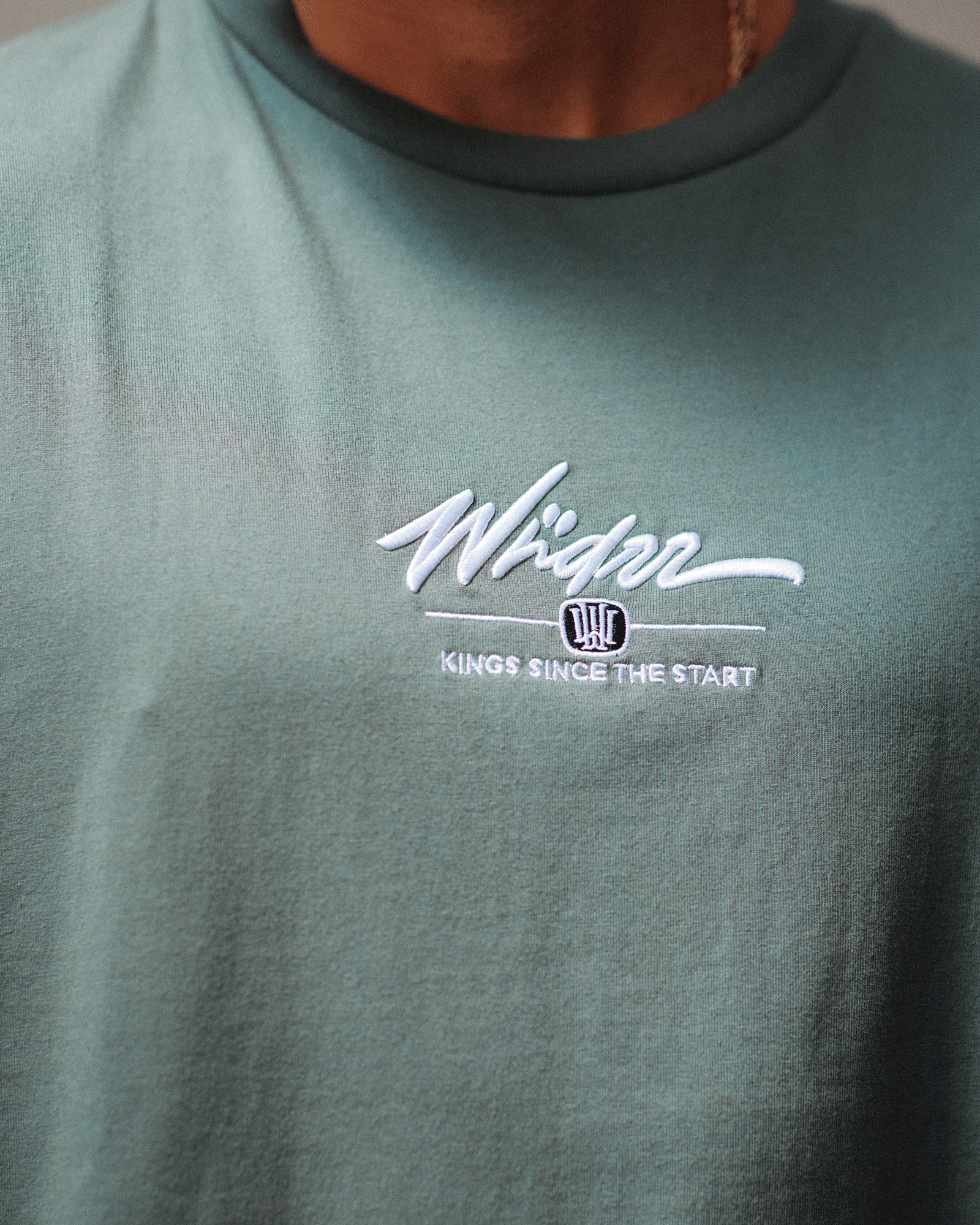 DETONE BOX FIT TEE - DARK GREEN