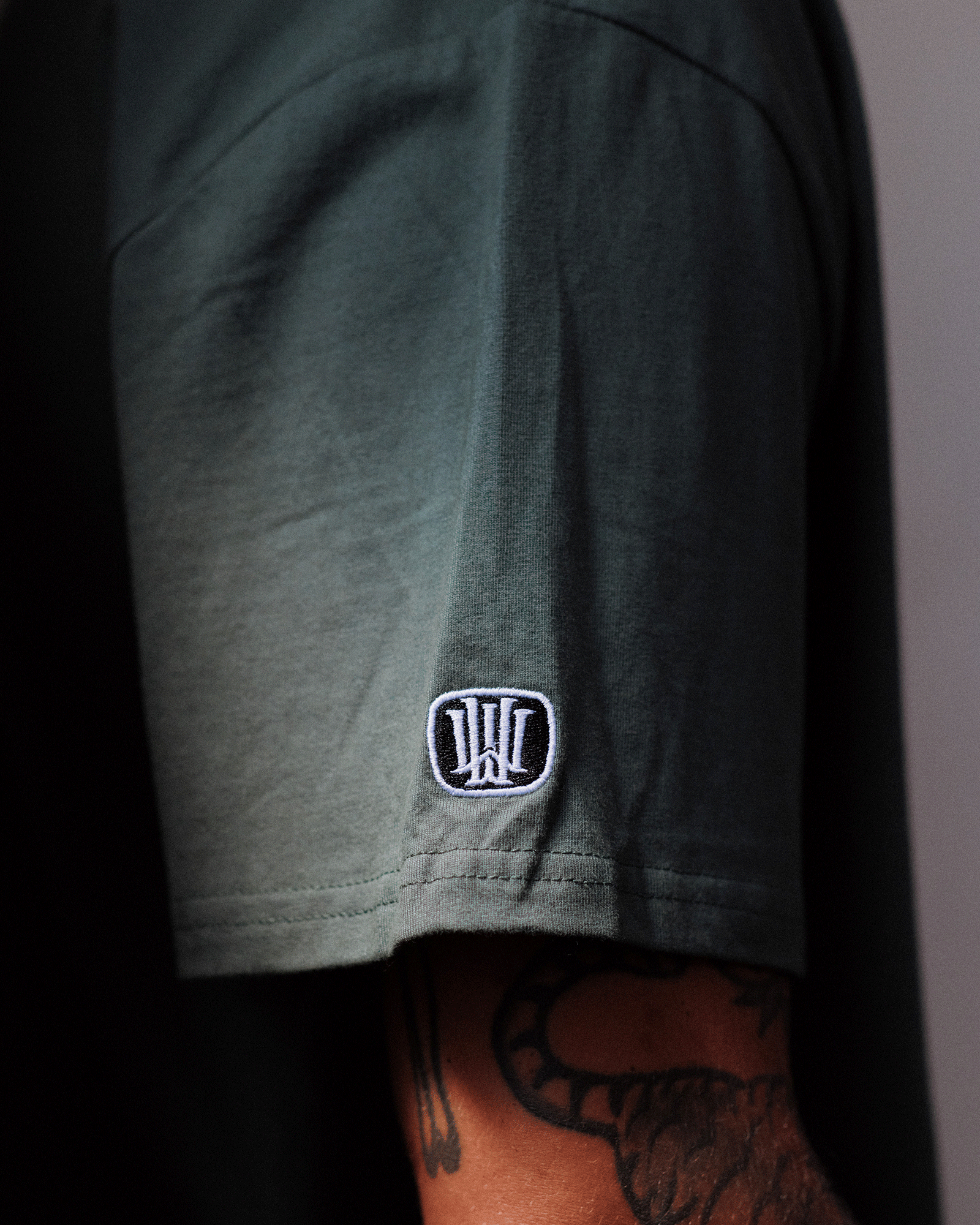 DETONE BOX FIT TEE - DARK GREEN