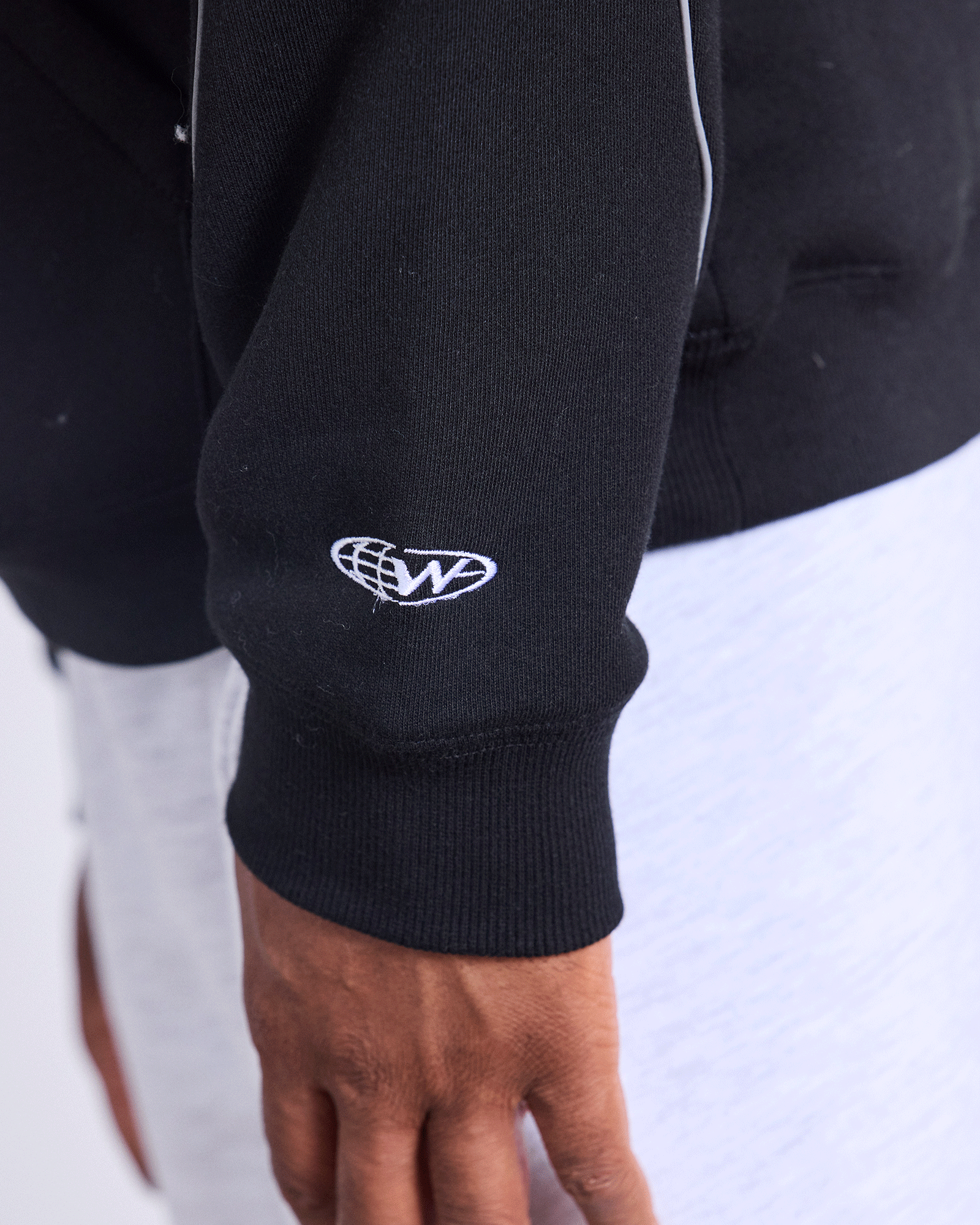 GLOBE PANEL HOOD SWEAT - BLACK