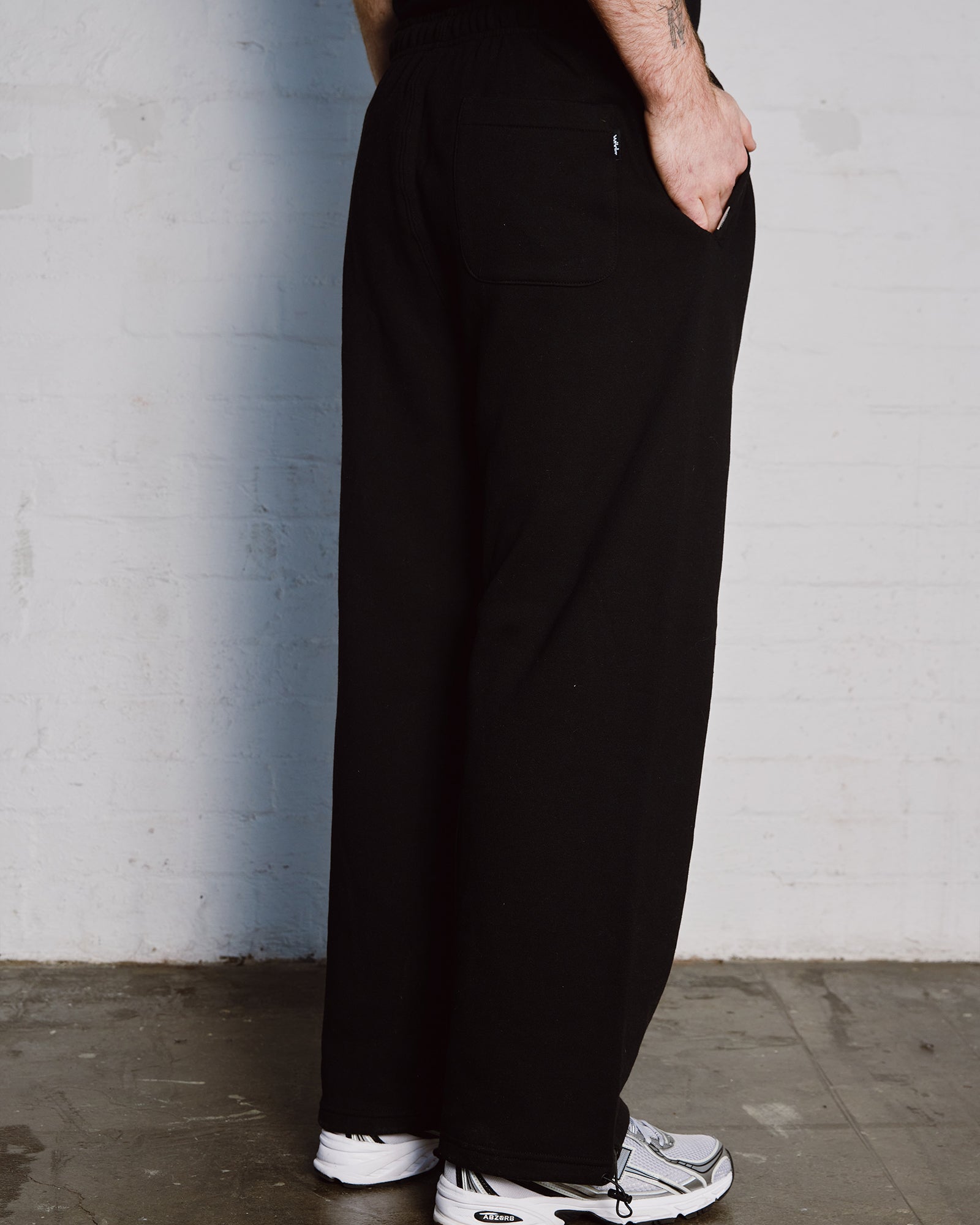 BANNER LOUNGE TRACKPANT - BLACK