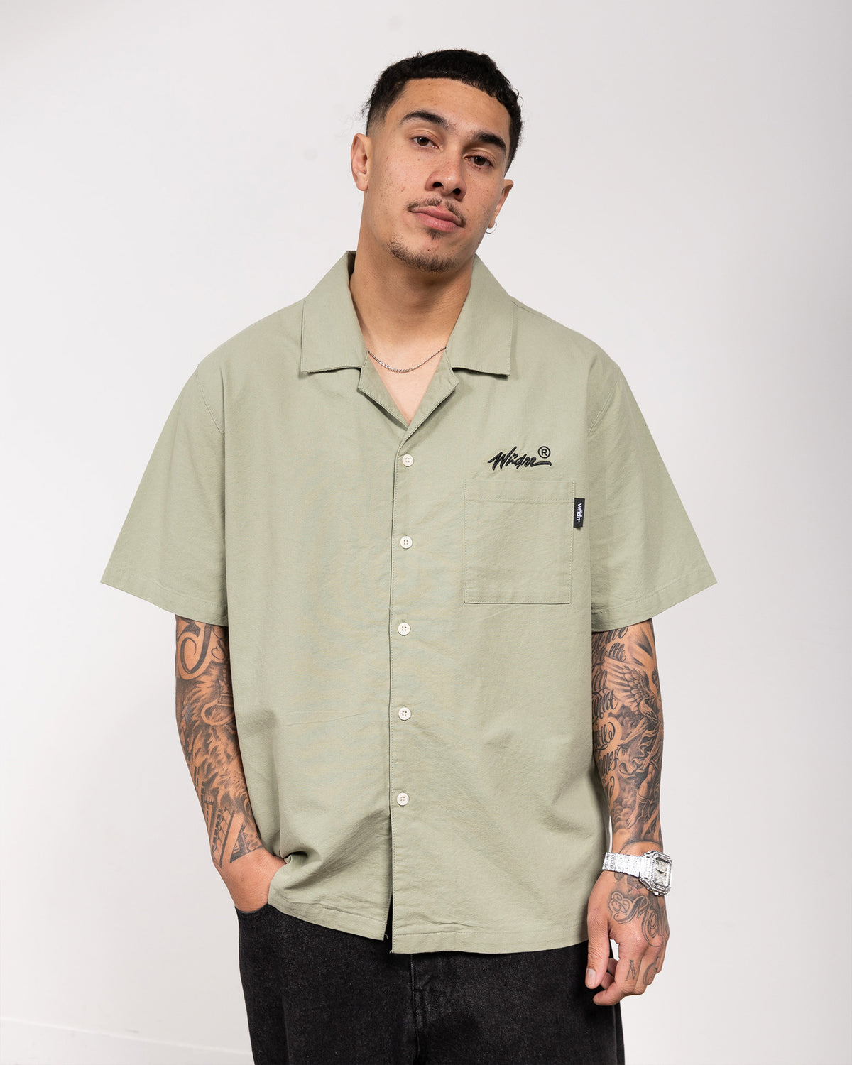 SCRIPT S/S SHIRT - OLIVE