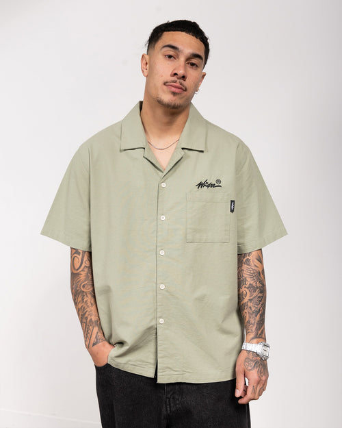SCRIPT S/S SHIRT - OLIVE