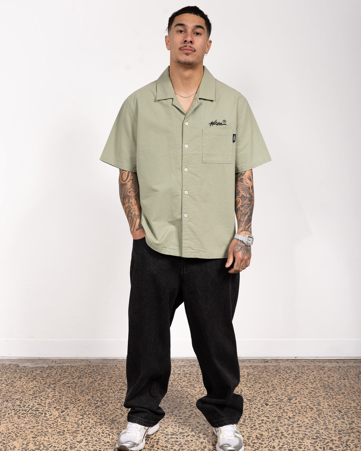 SCRIPT S/S SHIRT - OLIVE