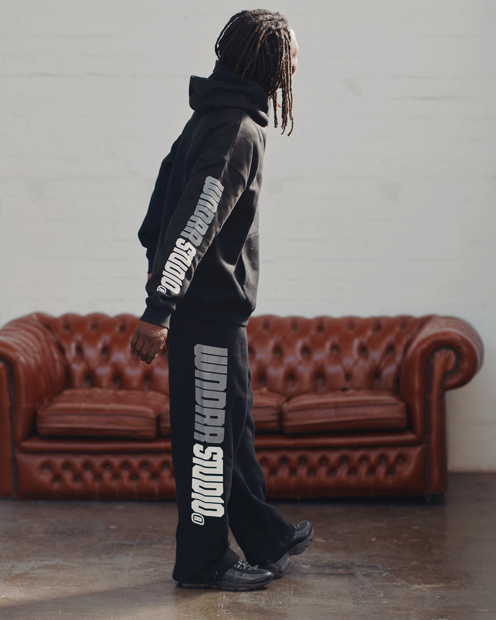 STUDIO HOOD SWEAT - BLACK