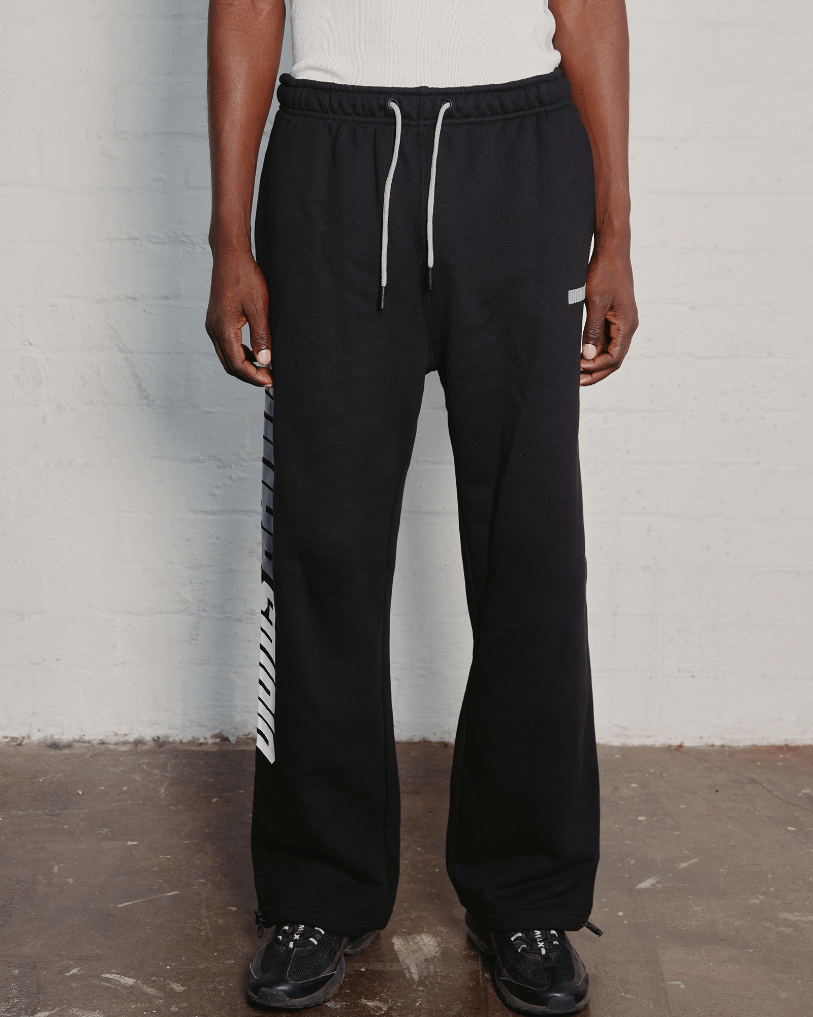 STUDIO LOUNGE TRACKPANT - BLACK