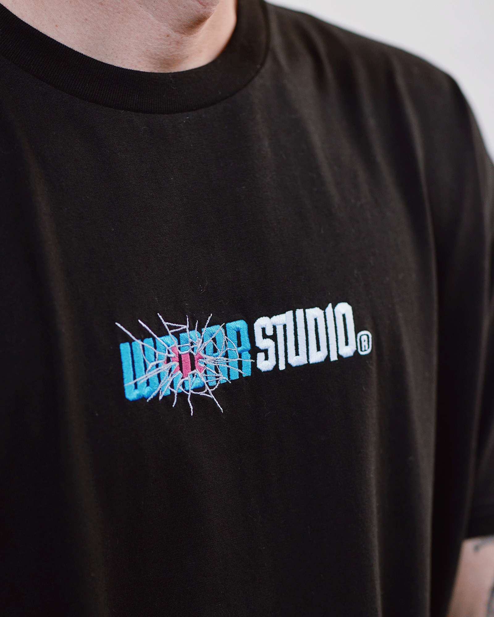 SHATTER BOX FIT TEE - BLACK